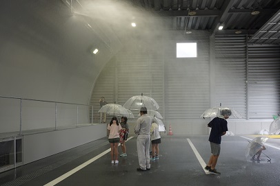 （トンネル非常用設備（放水・水噴霧）体験）の写真2