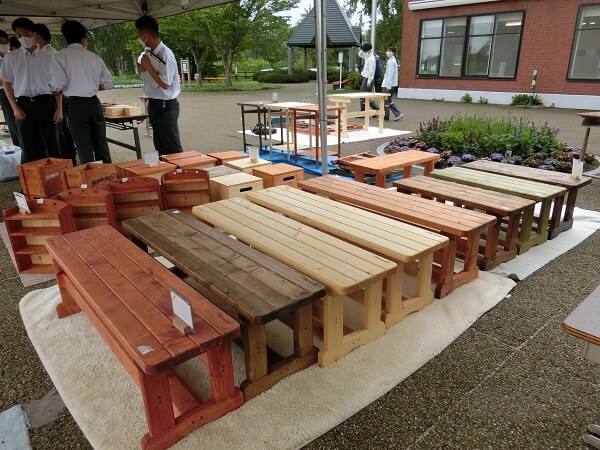A photo of a wooden indoor bench created by students of the Hokkaido Shirakaba High School for Special Needs, which was sold in the Wattsu parking area.