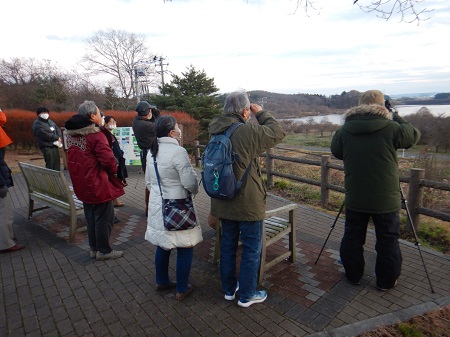 東北自動車道　長者原サービスエリアにて雁のねぐら入り観察会に参加されたお客さまが望遠カメラで撮影したり双眼鏡で観察している様子の写真
