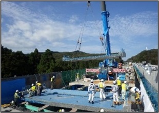 【新しい床版設置状況】の写真