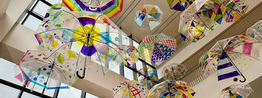 Umbrella Sky สร้างขึ้นโดยนักเรียนชั้นประถมศึกษาปีที่ 6 ที่โรงเรียนประถมศึกษามิยากิโนะเมืองเซนได ภาพถ่ายของร่มหลากสีสันเรียงกันเป็นสีแดง น้ำเงิน และเขียว