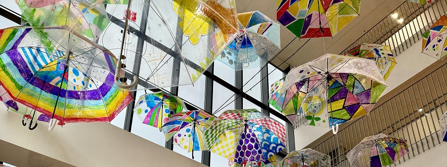仙台市宫城小学六年级学生制作的伞形天空照片在空中排列了许多七种颜色的伞花