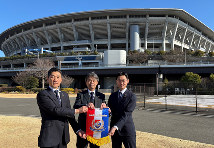 【左：NEXCO東日本　京浜管理事務所　所長　飯干　貴彰】【中央：横浜マリノス（株）　代表取締役社長　中山　昭宏】【右：NEXCO東日本　横浜工事事務所　所長　松本　育之】の写真