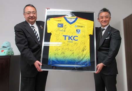 【左：NEXCO東日本　宇都宮管理事務所　所長　伊藤　玲次】【右：栃木SC　代表取締役社長　橋本　大輔 様】の写真