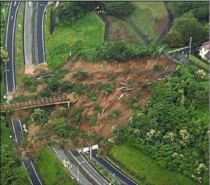 令和3年7月　横浜横須賀道路（逗子IC）大雨に伴う土砂災害の写真