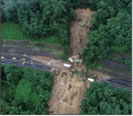 令和4年8月　東北道（小坂IC～碇ヶ関IC）大雨に伴う土砂災害の写真