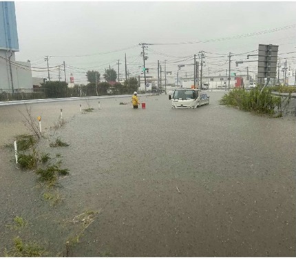 令和7年10月　仙台東部道路（仙台港IC入口）大雨に伴う冠水の写真