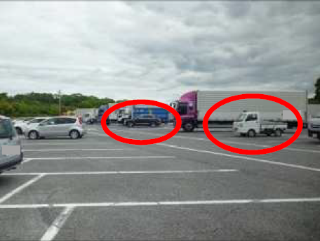 即使普通汽車空置，停在兩用空間中的普通汽車的圖像圖像