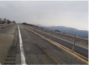 舗装路面の状況（施工前）（新潟空港IC～聖籠新発田IC）の写真