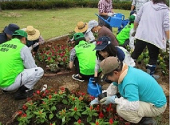 鶴岡市の障がい者支援団体と高速道路で花壇整備を実施の写真1