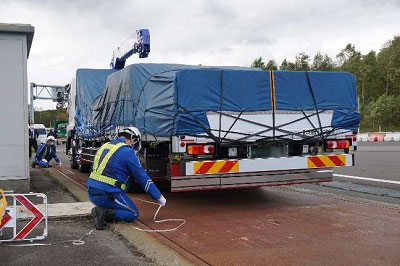 車長・重量計測の様子の写真