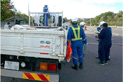 積載方法指導の様子の写真