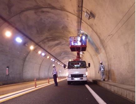 トンネル設備点検状況の写真