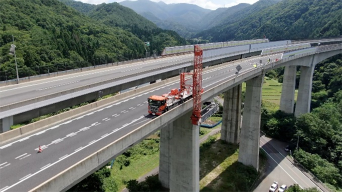 【掲載コンテンツ】高速道路ではたらく車の写真1