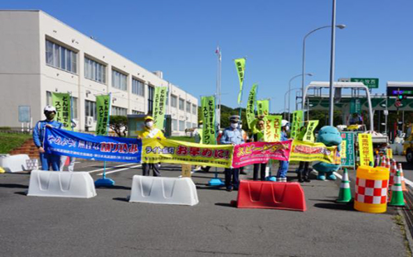 苫小牧西ICでの街頭啓発の様子の写真