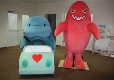 NEXCO東日本オリジナルキャラクター　マナーティ（左）・イカンザメ（右）の写真