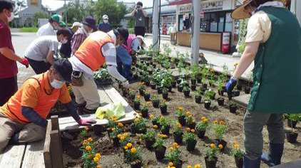 大崎市の障がい者支援団体と高速道路で花壇整備を実施の写真1