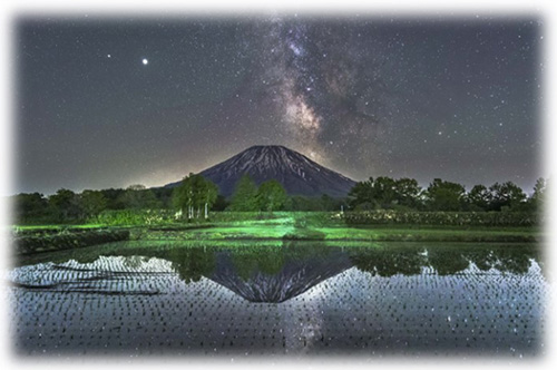 ภาพถ่าย "Mt. Yotei Night" (ผู้ได้รับรางวัลสูงสุดในประเภท "Four Seasons of Hokkaido")