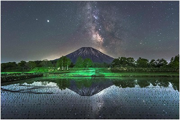 ภาพถ่ายของ "Mt. Yotei Night", Yoshikazu Jimbo (ถ่ายภาพในเมือง Kutchan) การประกวดครั้งล่าสุด "Four Seasons of Hokkaido" รางวัลสูงสุด)