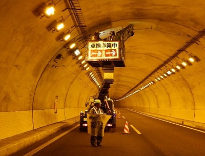 トンネル点検の写真