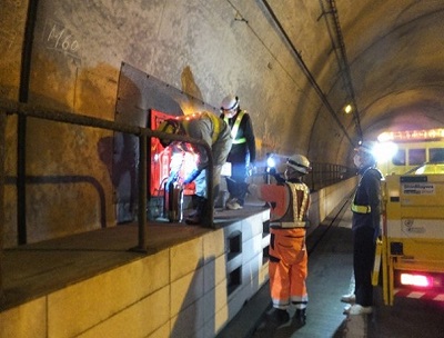トンネル設備点検の写真