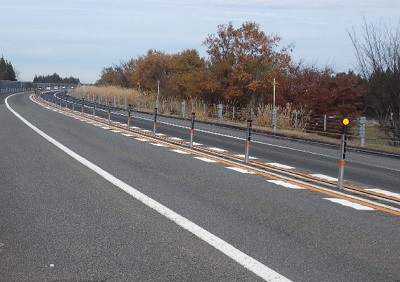 钢丝绳式车道划分围栏的安装工程（图）照片