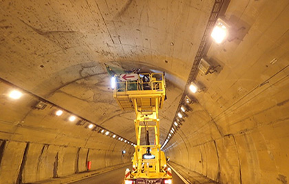 【トンネル補修工事】の写真