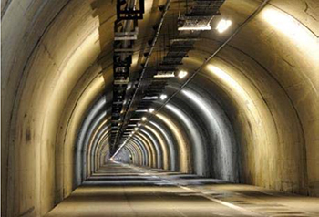 関越トンネル　避難坑の写真