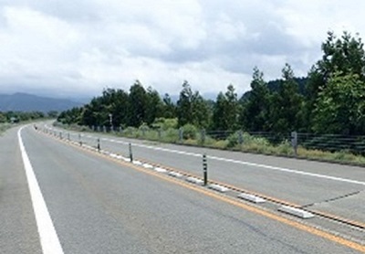 鋼絲繩式車道劃分圍欄的安裝工作安裝前的照片