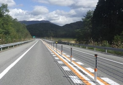 ワイヤロープ式車線区分柵設置工事　設置後（イメージ）の写真
