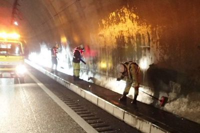 Photograph of tunnel side wall cleaning work