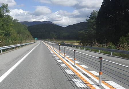ワイヤロープ式車線区分柵設置工事　施工後（イメージ）の写真