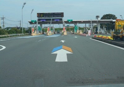 Photograph of road markings for reverse-way driving (reference: Tsurugashima IC)