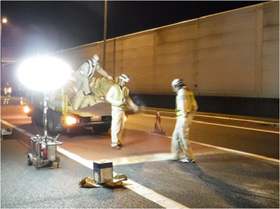 カラー舗装　作業状況の写真