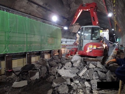 ①舗装版撤去の写真