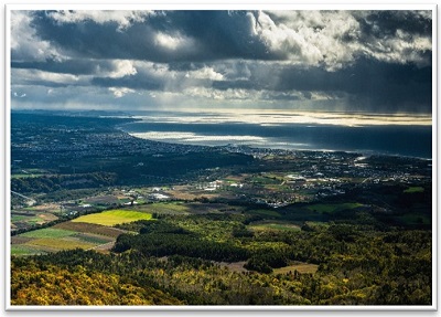 『大地と空と海、そしてそこに住む私たち』（「高速道路のある風景」部門最優秀賞）の写真