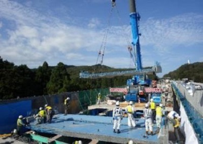 【新しい床版設置状況】の写真