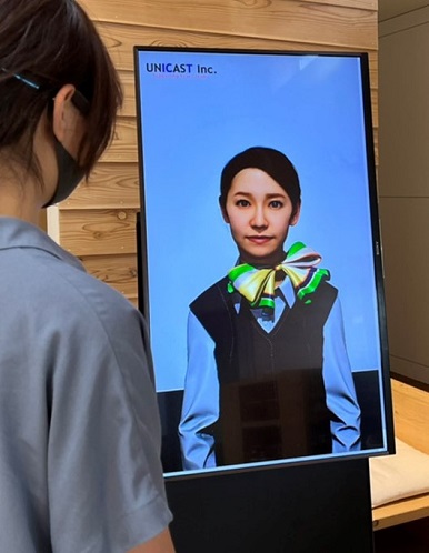 等身大サイネージを用いた接客イメージの写真