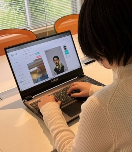 オペレーターによる接客操作イメージの写真