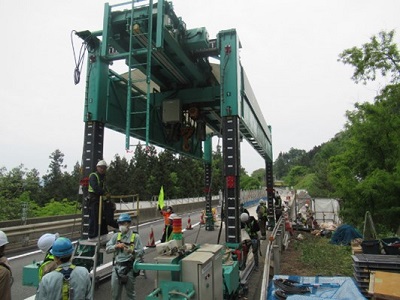 Photograph of the assembly status of the gate type erection machine