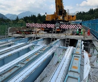 【古い床版の撤去状況】の写真