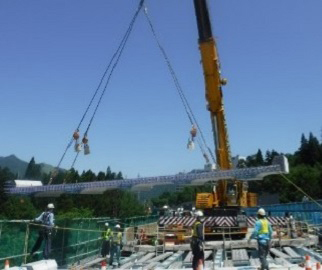 【新しい床版の設置状況】の写真