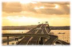海ほたるPAから木更津側を望む朝焼けの写真