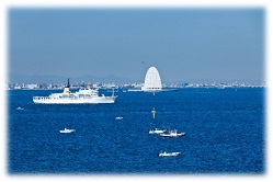 東京湾を行き交う船舶と風の塔の写真