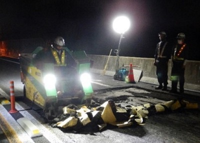 舗装補修工事　作業状況の写真