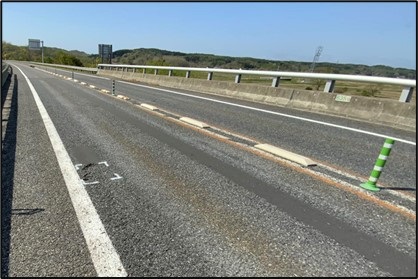 ワイヤロープ式車線区分柵設置工事　施工前の写真