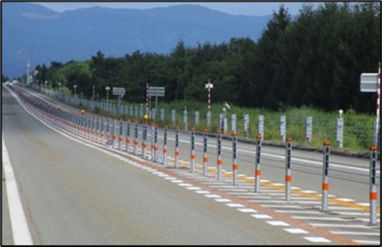 Wire rope type lane division fence installation work (image) photo