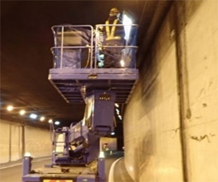 トンネル内設備　点検状況の写真