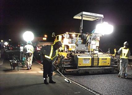 夜間舗装補修工事　作業状況の写真