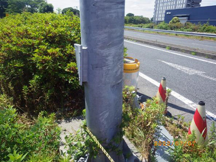 鹿沼IC出口ランプ　標識支柱損傷状況の写真